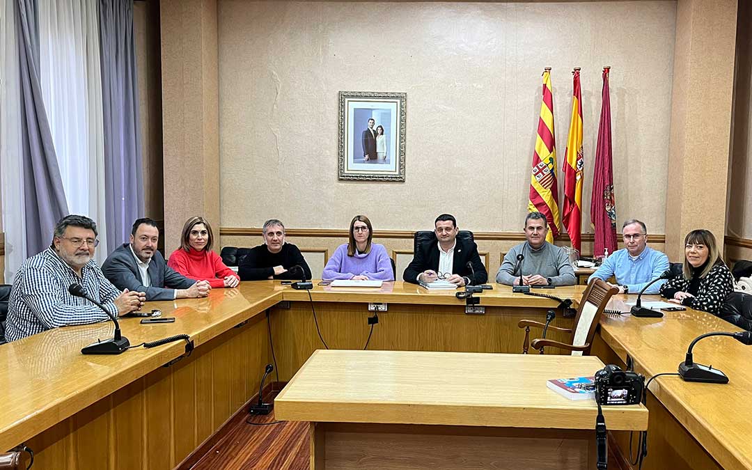 El alcalde y los concejales del equipo de gobierno de Alcañiz, este miércoles, en la rueda de prensa de presentación de los presupuestos / L. Castel