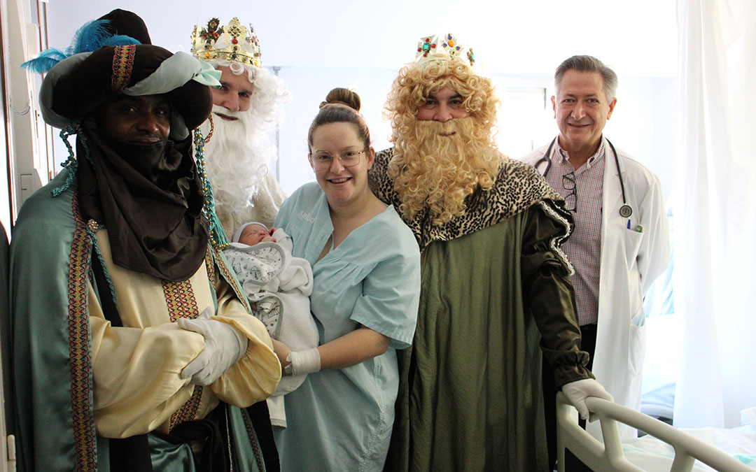 Rocío sostiene a su hijo Gael, nacido la tarde del día 5, y que unas horas más tarde recibió la visita de los Reyes Magos. / B. Severino