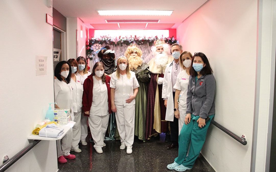 El personal del Hospital de la segunda planta, con los Reyes y el pasillo decorado. / B. Severino
