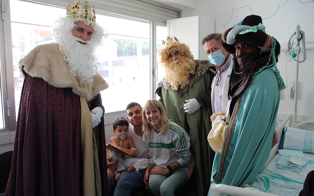 La visita más esperada este 6 de enero en el Hospital fue la de los Reyes Magos. / B. Severino