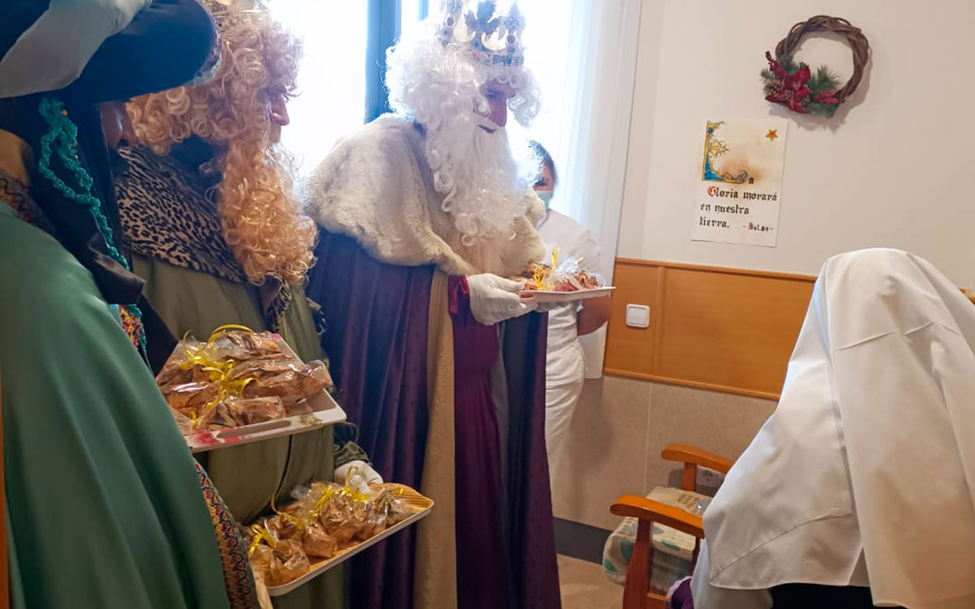 Visita y regalos en los centros residenciales de mayores de Alcañiz. / Marta Alquézar