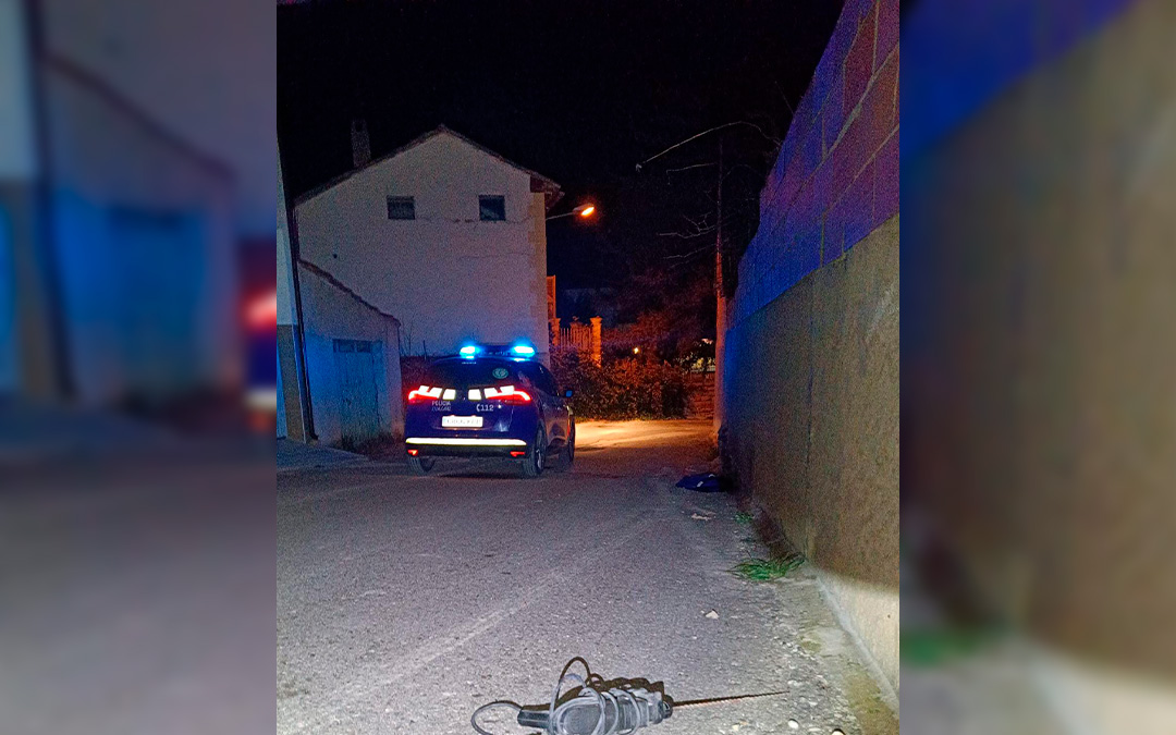 Instante de la intervención, con la herramienta sustraída en primer plano./ Policía Local de Alcañiz