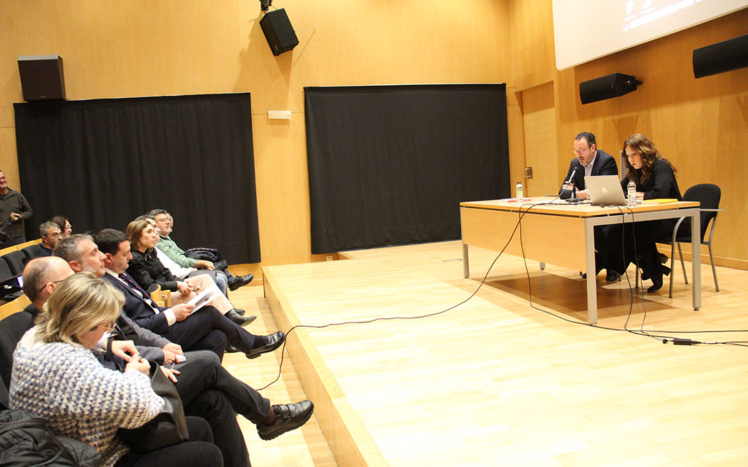 Sonia Celma, junto al concejal de Cultura, Javier Climent, dio algunas pinceladas de su exposición que puede verse en la Biblioteca de Alcañiz hasta el 8 de marzo. / B. Severino