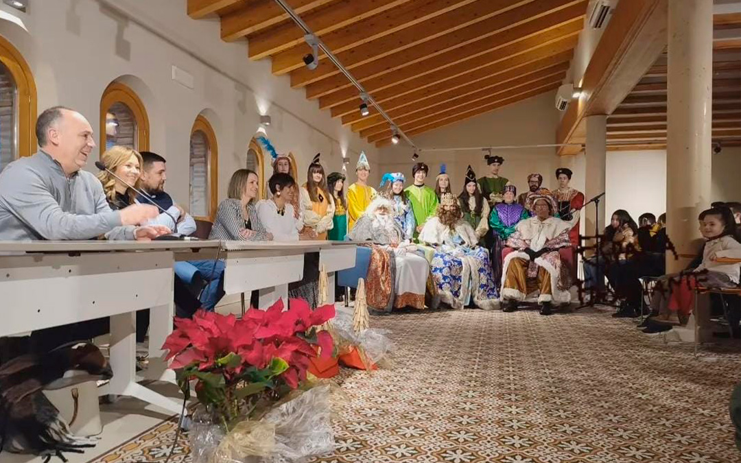Los Reyes junto a sus pajes han sido recibidos en el Ayuntamiento de Alcorisa./ Ayuntamiento