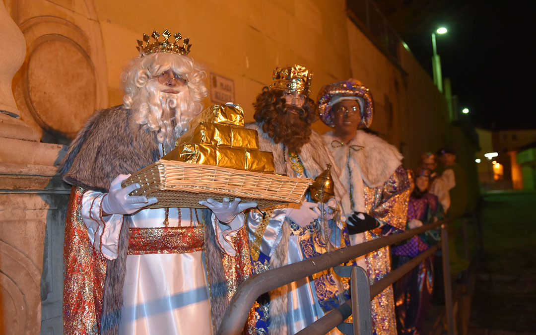 Sus Majestades antes de hacer la ofrenda en la iglesia de Alcorisa. / Tomás Montero