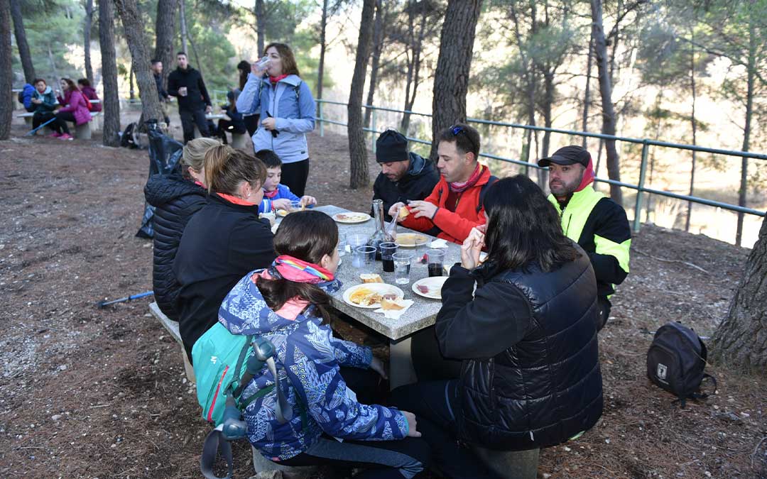 Avituallamiento de la marcha senderista de la Trail Zoquetes 2024. / Tomás Montero