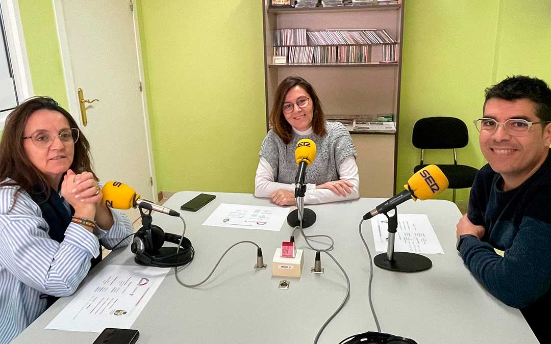 Ana Jarque, Encarna Romero t Jose Manuel Jariod en Radio Caspe./ S.F.