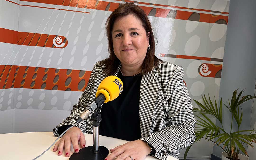 Ana López, directora gerente del INAEM, en Radio La Comarca. / Eduard Peralta