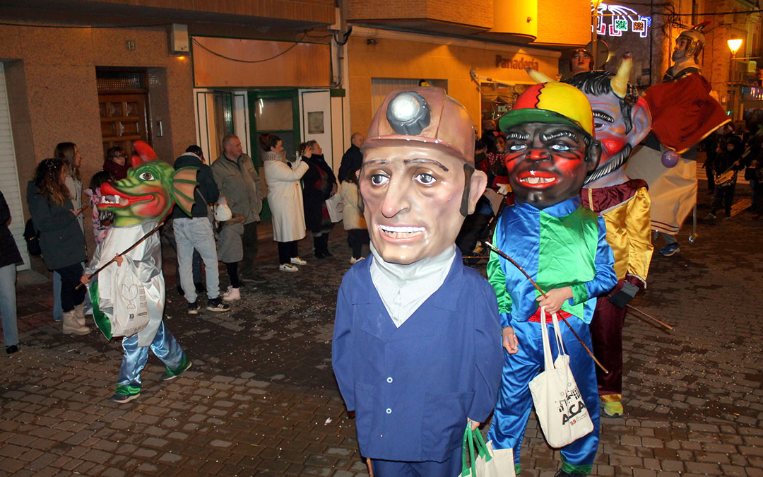 Animación en la Cabalgata de Reyes en Andorra. La Comparsa de Gigantes y Cabezudos tampoco se lo perdió. / José Antonio Hidalgo Linares