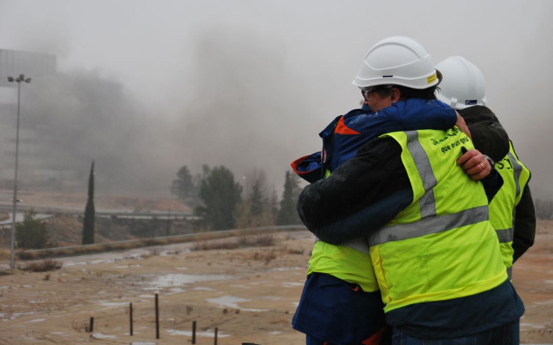 Los trabajadores y técnicos se abrazaron al completar el derribo./ Eva Defior.