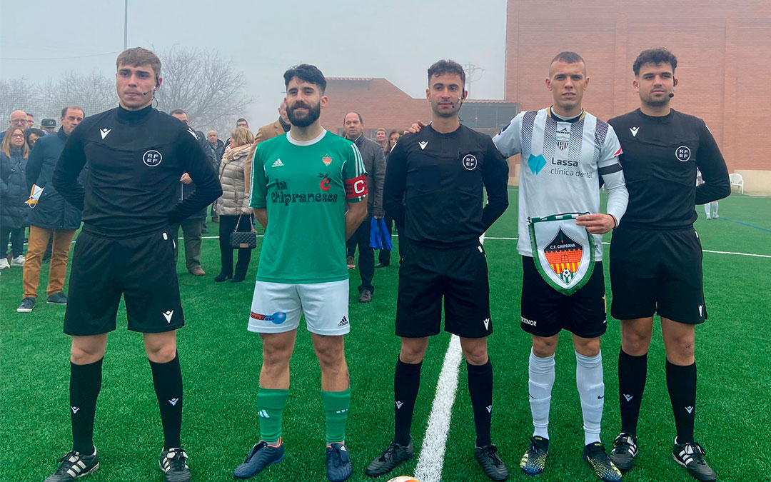 Los capitanes de ambos clubs antes de empezar el partido junto a los árbitros / A.Z