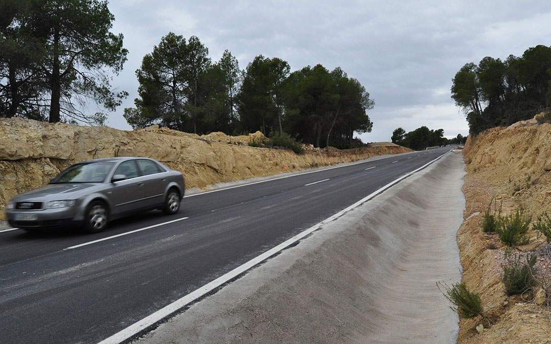 La renovada vía luce ya con su nuevo asfalto y las cunetas finalizadas./ J.L.