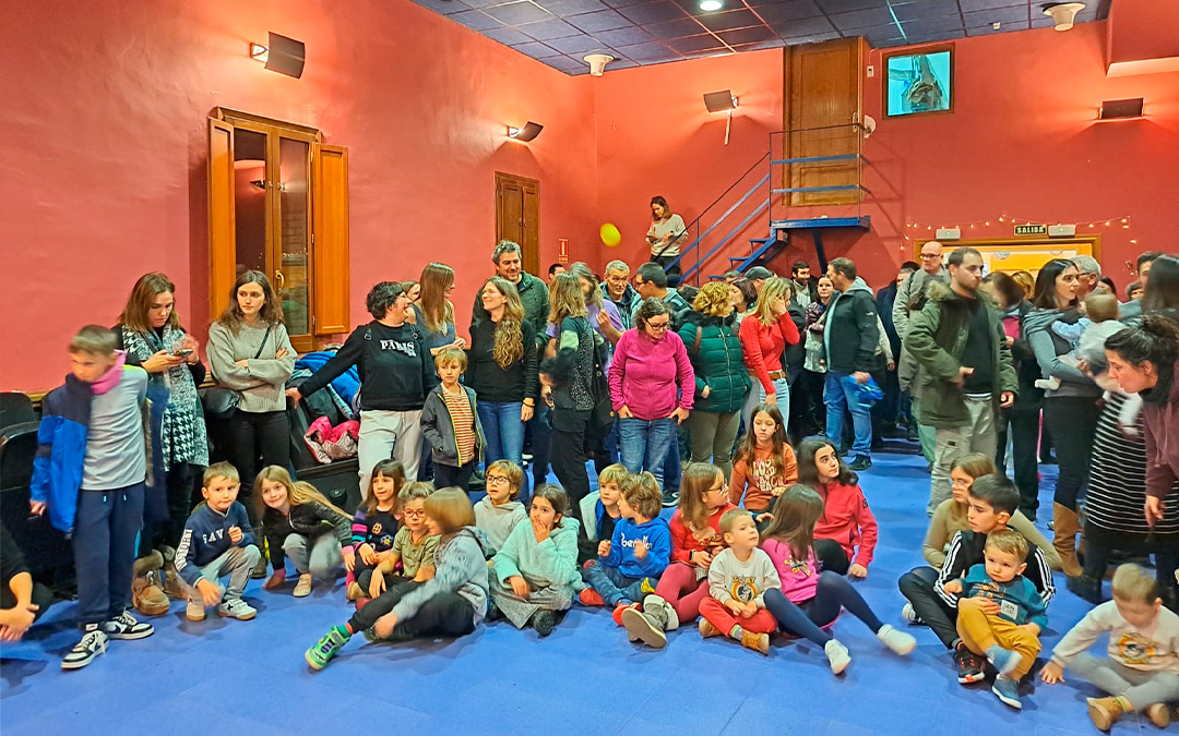 Ningún niño ha querido perderse la llegada de los Reyes Magos a Arens de Lledó./ L.C.