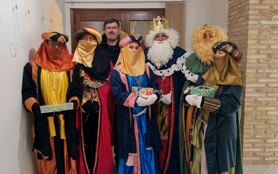 El alcalde de Ariño, Carlos Ros, recibió a la comitiva real. / Ayto. Ariño
