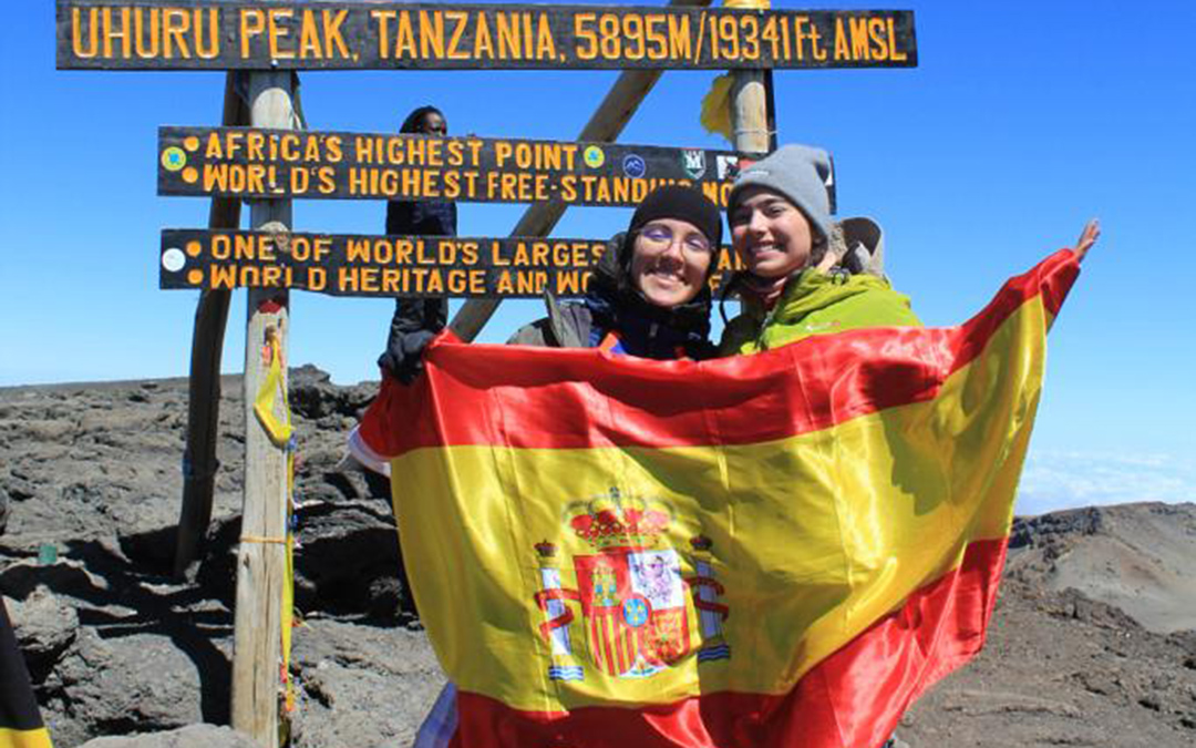 Belanche, a la derecha, en la cima del Kilimanjaro junto a Elisa Espinola, las dos únicas alumnas españolas que compartieron curso con alumnos de todo el mundo./ L.C.