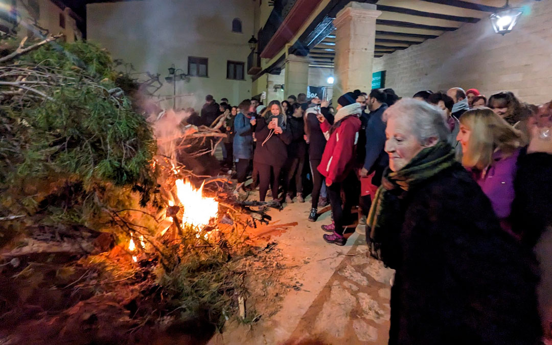 Delia Félez Andrés mira el fuego. Ella prendió la hoguera de Berge./ Cruz Aguilar