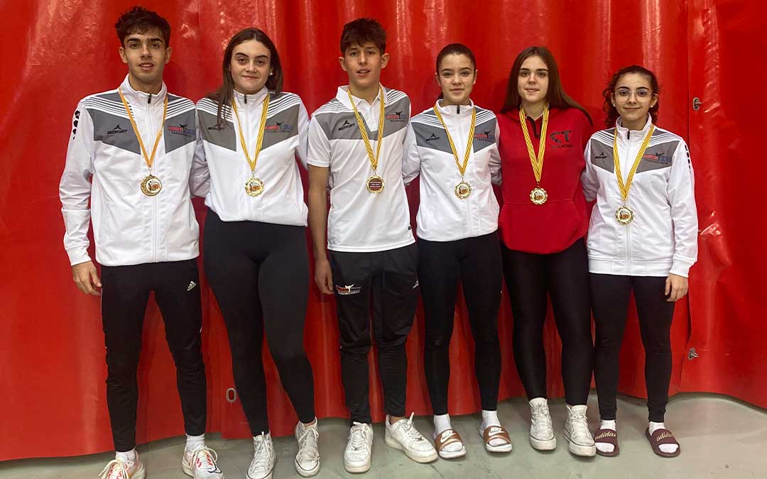 Los seis taekwondistas del Cabral Team con su medalla de oro tras el campeonato de Aragón. / Cabral Team