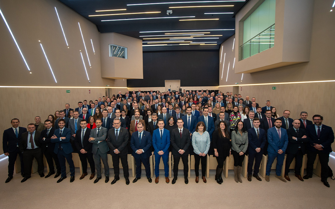 Imagen de archivo de una reunión celebrada con todos los empleados de Caja Rural de Teruel para hacer balance de 2023./ Caja Rural de Teruel