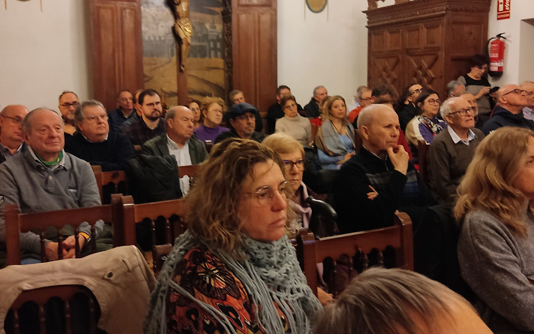 Decenas de personas asistieron al acto que tuvo lugar en el salón de plenos del Ayuntamiento de Calaceite./ Ascuma.