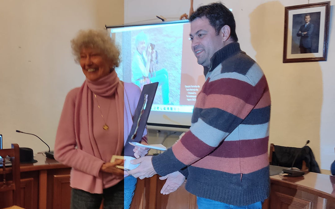 Sigrid Schmidt von der Twer recibió de manos del alcalde, Juan Miguel Monclús, el Premi Franja./ Ascuma.