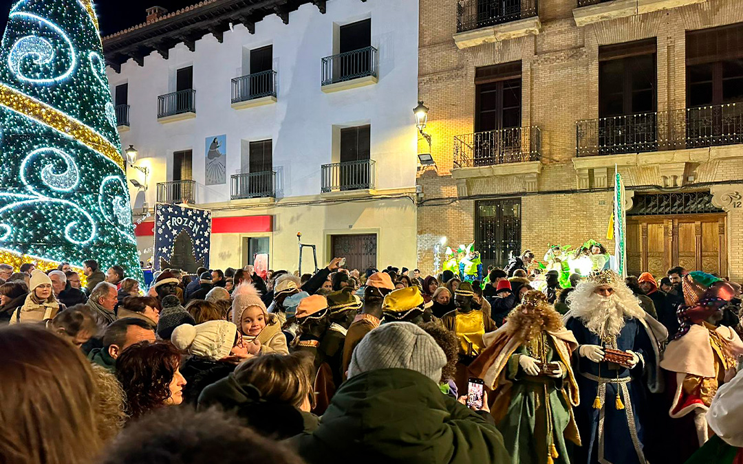 Las calles de Calanda se han abarrotado de vecinos que querían saludar a Sus Majestades./ Movemos Calanda
