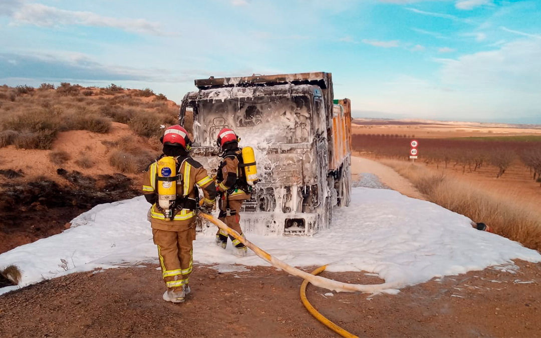 Los Bomberos de la DPT del Parque de Alcañiz extinguen un camión de grava en la TE-V-1336./ Bomberos DPT