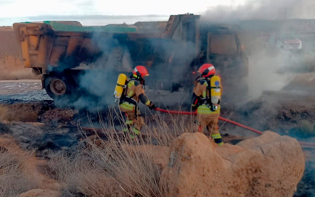 Los Bomberos de la DPT del Parque de Alcañiz extinguen un camión de grava en la TE-V-1336./ Bomberos DPT
