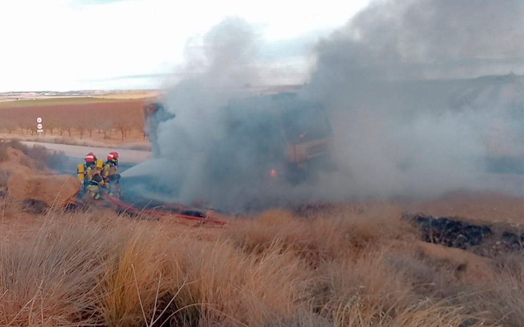 Los Bomberos de la DPT del Parque de Alcañiz extinguen un camión de grava en la TE-V-1336./ Bomberos DPT