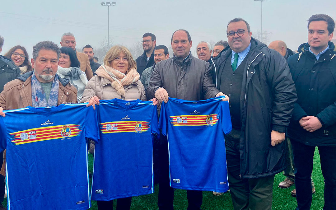 Obsequio de una camiseta de la Federación Aragonesa de Fútbol. / A.Z