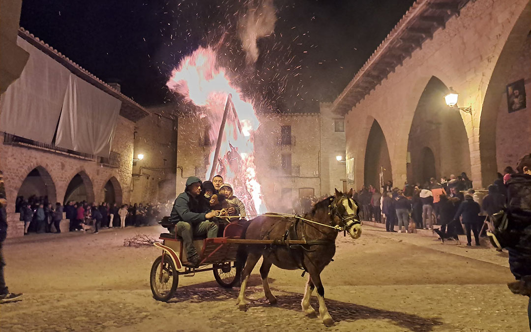 Caballos, vacas y todo tipo de mascotas recibieron la bendición de San Antón en Cantavieja./ N.A.
