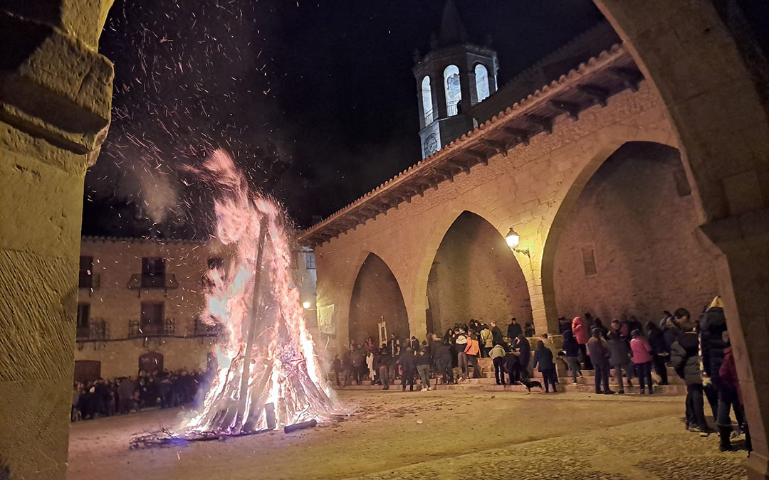 La gran plaza Cristo Rey acogió la tradicional hoguera./ N.A.