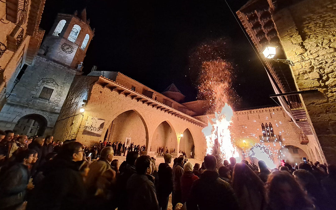 Centenares de personas participaron en la hoguera de San Antón de Cantavieja./ N.A.