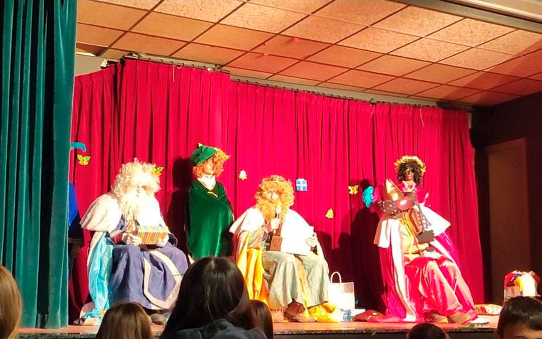 Los Reyes Magos dirigieron unas palabras a su público de Cantavieja. / L.C.