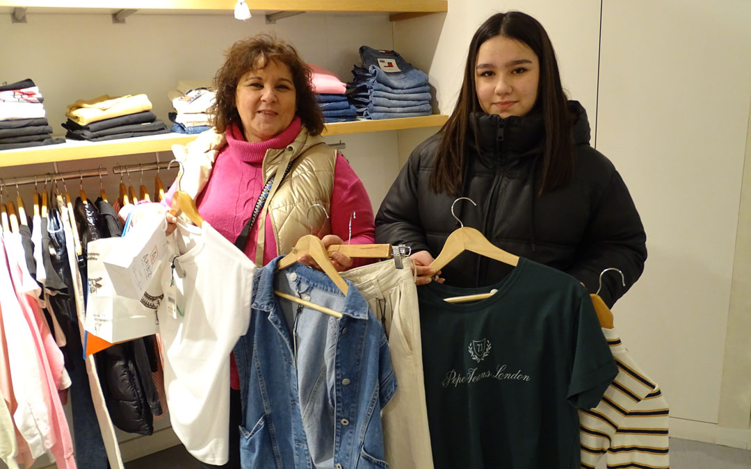 Cargadas de ropa en una de las tiendas. / A.Z