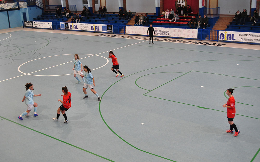 El partido de fútbol sala femenino entre el F.S. Caspe y el Andorra F.S. ha sido el primer evento deportivo del reformado pabellón./ J.L.