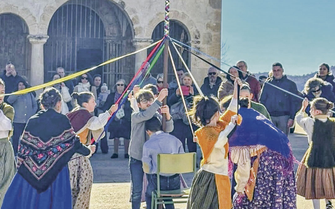 En la Ermita de San Macario de Castellote, el alumnado del colegio realizó el dance típico de Vestir el Palo, que cumple 21 años./ Ayuntamiento de Castellote