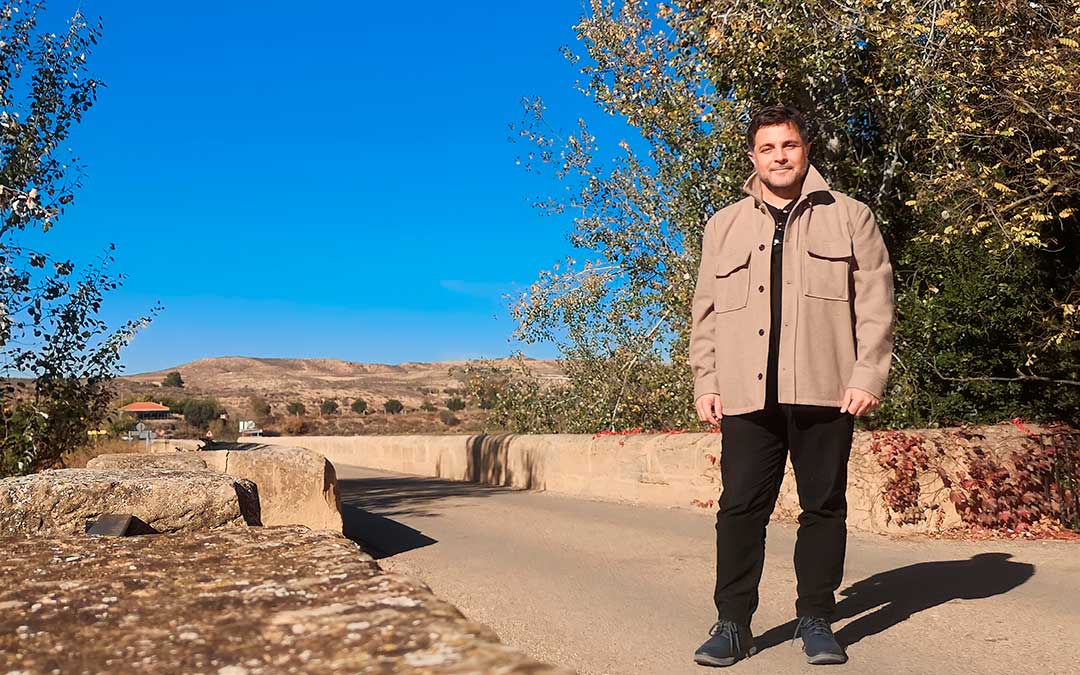 Guimerá, en el puente sobre el río Martín en la entrada a Castelnou, su pueblo y centro de acción de sus proyectos. / L.C.