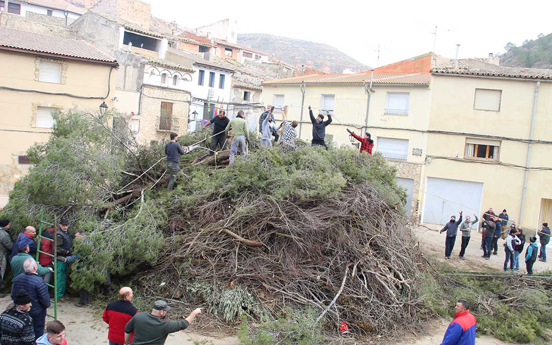 Castelnou levanta la Copa de la hoguera de San Valero. / B. Severino