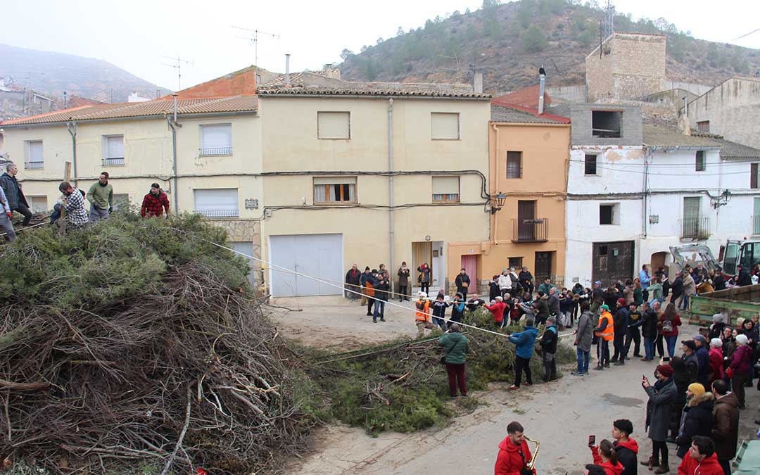 Castelnou levanta la Copa de la hoguera de San Valero. / B. Severino