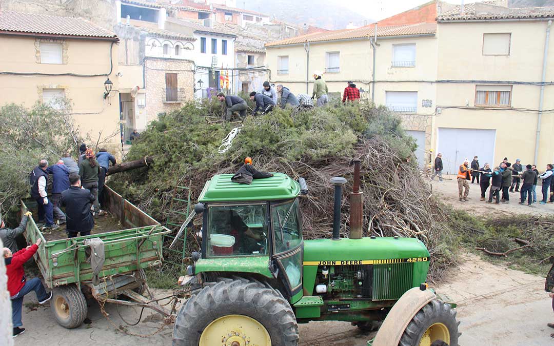 Castelnou levanta la Copa de la hoguera de San Valero. / B. Severino