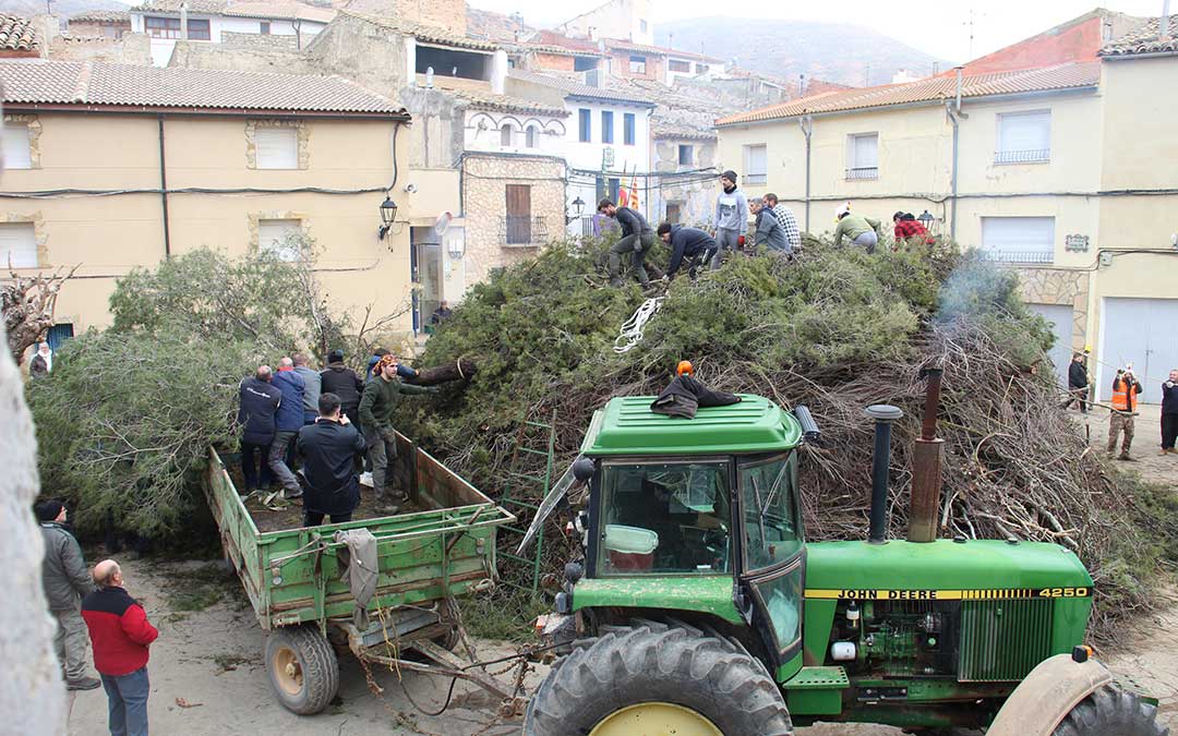 Castelnou levanta la Copa de la hoguera de San Valero. / B. Severino