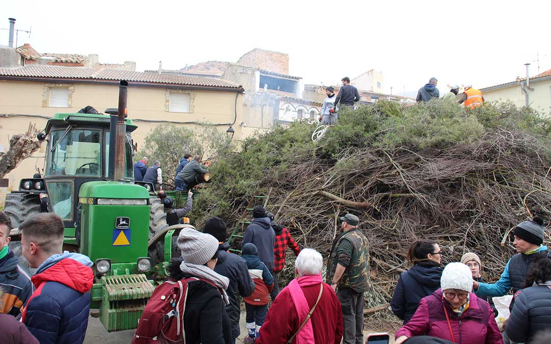 Castelnou levanta la Copa de la hoguera de San Valero. / B. Severino