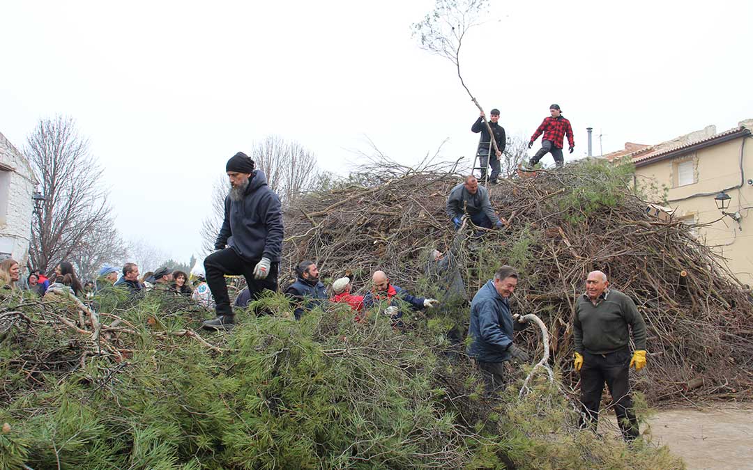 Castelnou levanta la Copa de la hoguera de San Valero. / B. Severino