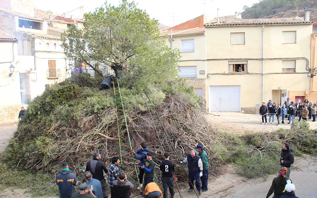 Castelnou levanta la Copa de la hoguera de San Valero. / B. Severino
