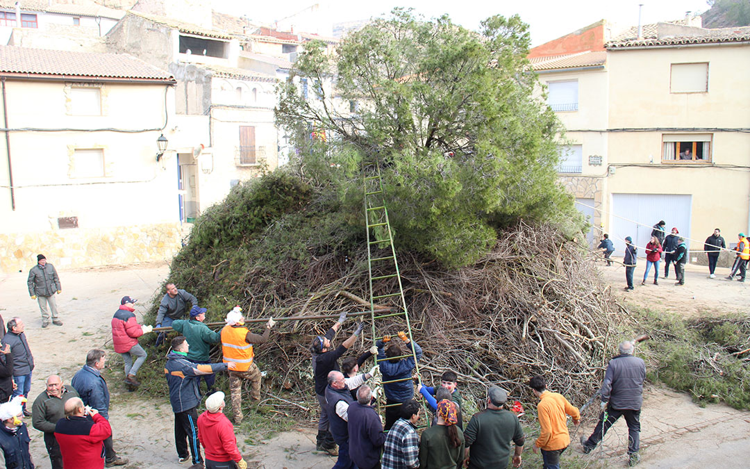 Castelnou levanta la Copa de la hoguera de San Valero. / B. Severino