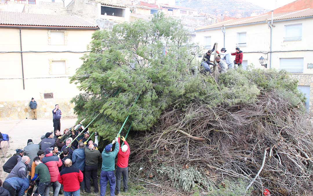 Castelnou levanta la Copa de la hoguera de San Valero. / B. Severino