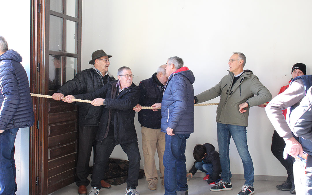 Plantada del álamo en Castelserás. Esperando indicaciones para tirar desde el ayuntamiento. / B. Severino