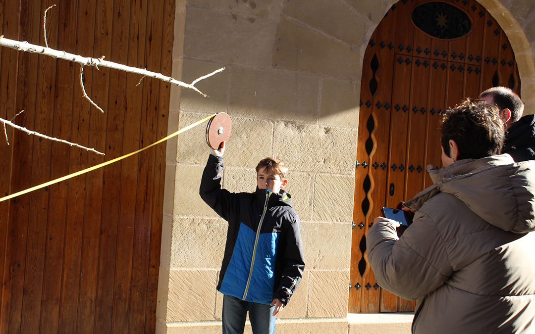 Leo tomó el testigo de su abuelo en la tarea de medir el álamo antes de plantarlo en la plaza de Castelserás. / B. Severino