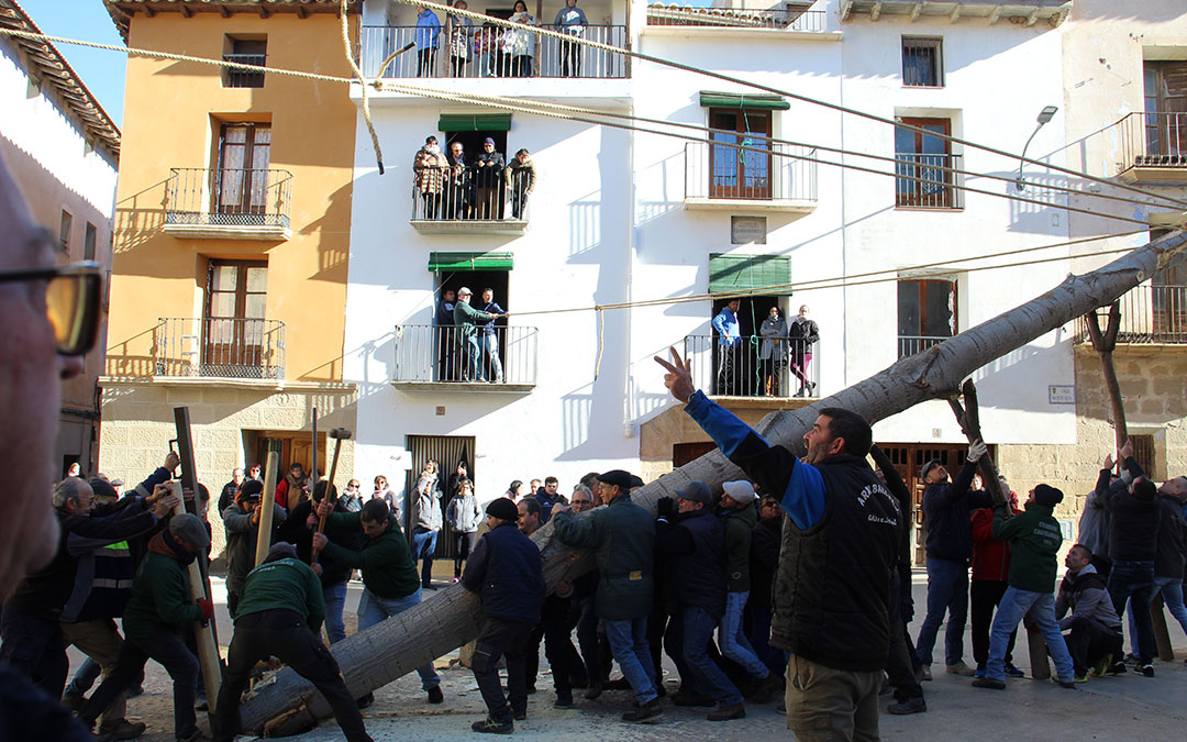 Roberto Anglés dando indicaciones a quienes tiraban desde el balcón del ayuntamiento. / B. Severino