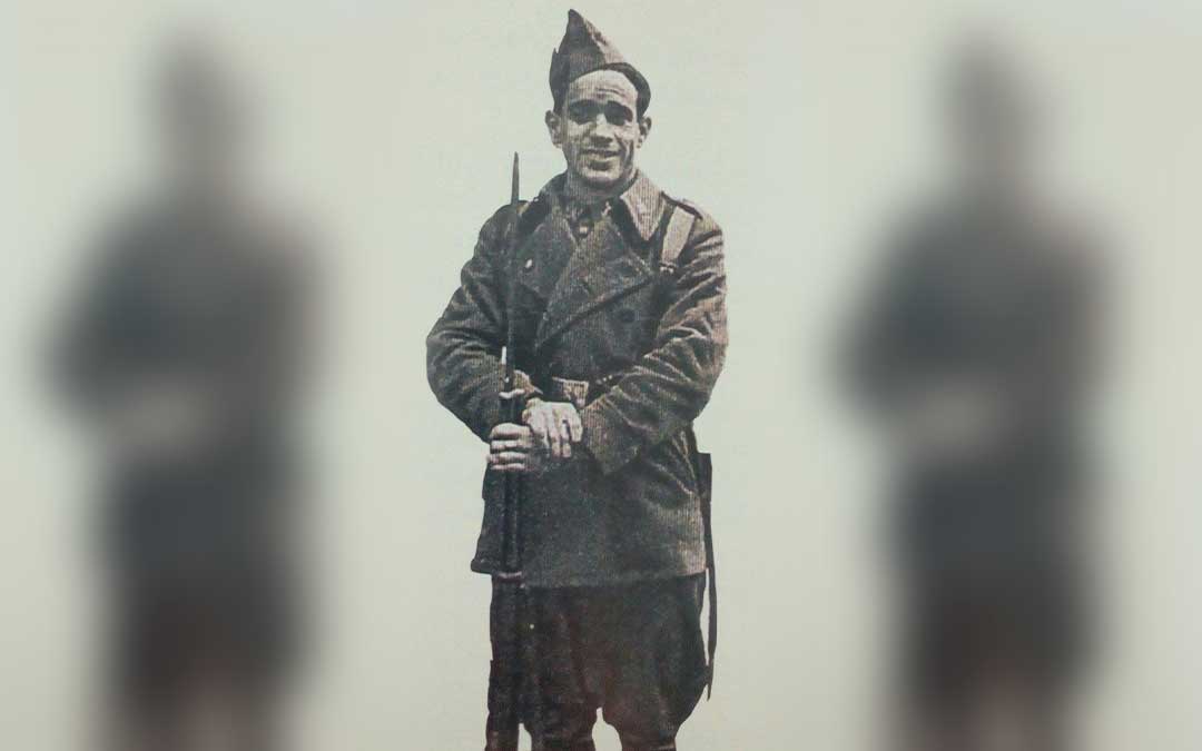 Julio Fernández, alias 'Casuco' durante el servicio. / R.G.Bielsa